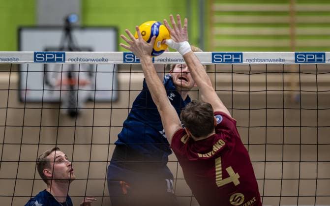 Volleyball, Season 2024 2025, 2 Bundesliga Nord, 08 02 2025, 16 Matchday, Men, TuB Bocholt blue vs SV Warnemuende red v l Noah van Dam Libero TuB Bocholt , Thomas Wittkowski TuB Bocholt , Bohdan Velychko SV Warnemuende , Bocholt Sporthalle West Nordrhein Westfalen Germany 250208_vb_tub-bocholt_sv-warnemuende_38263
