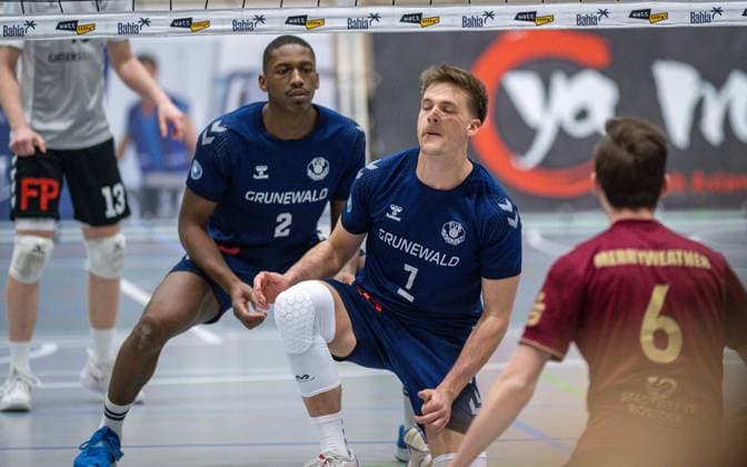 Volleyball, Season 2024 2025, 2 Bundesliga Nord, 08 02 2025, 16 Matchday, Men, TuB Bocholt blue vs SV Warnemuende red v l Rudy Schneider TuB Bocholt , Luis Kubo TuB Bocholt , Bocholt Sporthalle West Nordrhein Westfalen Germany 250208_vb_tub-bocholt_sv-warnemuende_38264