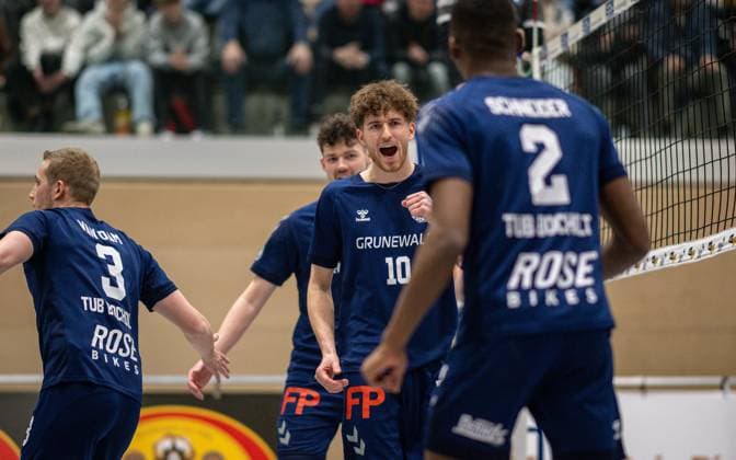 Volleyball, Season 2024 2025, 2 Bundesliga Nord, 08 02 2025, 16 Matchday, Men, TuB Bocholt blue vs SV Warnemuende red v l Noah van Dam Libero TuB Bocholt , Tobias Brendgen TuB Bocholt , Tom Doerpinghaus TuB Bocholt , Rudy Schneider TuB Bocholt , Bocholt Sporthalle West Nordrhein Westfalen Germany 250208_vb_tub-bocholt_sv-warnemuende_38276