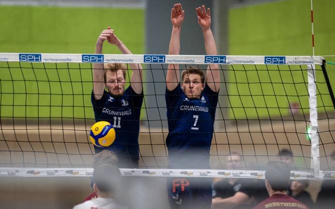 Volleyball, Season 2024 2025, 2 Bundesliga Nord, 08 02 2025, 16 Matchday, Men, TuB Bocholt blue vs SV Warnemuende red v l Thomas Wittkowski TuB Bocholt , Luis Kubo TuB Bocholt , Bocholt Sporthalle West Nordrhein Westfalen Germany 250208_vb_tub-bocholt_sv-warnemuende_38299