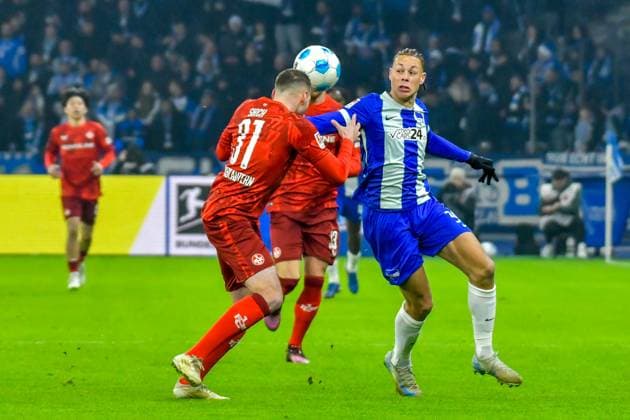 08 02 2025, xlakx, Fußball 2 Bundesliga, Hertha BSC Berlin 1 FC Kaiserslautern emspor, v l Luca Sirch 1 FC Kaiserslautern 31 Derry Scherhant Hertha BSC 39 ,Zweikampf, Duell, Kampf, tackle DFL DFB REGULATIONS PROHIBIT ANY USE OF PHOTOGRAPHS as IMAGE SEQUENCES and or QUASI VIDEO Daniel Lakomski Jan Huebner Berlin