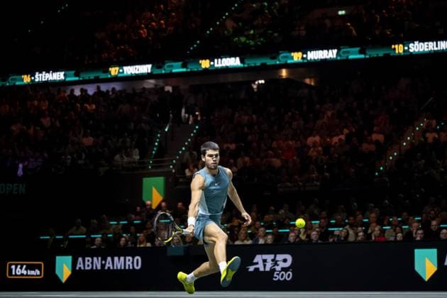 ROTTERDAM - Carlos Alcaraz (ESP) in action against Hubert Hurkacz (POL) on the sixth day of the ABN AMRO Open tennis tournament in Ahoy. ANP SANDER KING ABN AMRO Open - Day Six 2025 xVIxANPxSportx xxANPxIVx 519447784 originalFilename: 519447784.jpg