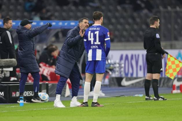 2 Soccer Bundesliga Hertha BSC 1 FC Kaiserslautern Coach Cristian Fiel Hertha BSC Berlin gives instructions to Pascal Klemens Hertha BSC Berlin 41 , during the match in the 2 Soccer Bundesliga Hertha BSC 1 FC Kaiserslautern in Berlin, Olympiastadion, on 08 02 2025 DFB regulations prohibit any use of photographs as image sequences and or quasi video Copyright: xBEAUTIFULxSPORTS Frankex