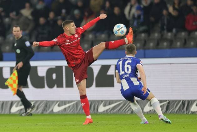 2 Soccer Bundesliga Hertha BSC 1 FC Kaiserslautern Erik Wekesser Kaiserslautern 13 in a duel with Jonjoe Kenny Hertha BSC Berlin 16 , during the match in the 2 Soccer Bundesliga Hertha BSC 1 FC Kaiserslautern in Berlin, Olympiastadion, on 08 02 2025 DFB regulations prohibit any use of photographs as image sequences and or quasi video Copyright: xBEAUTIFULxSPORTS Frankex