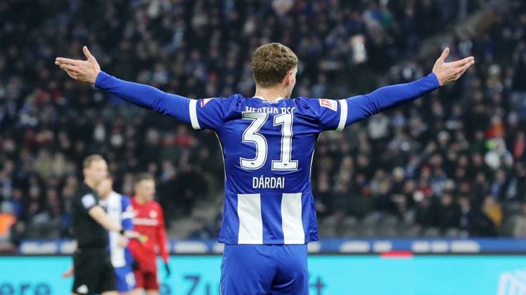 Marton Dardai pointing, gesturing from behind Action upper body Sports Football Soccer DFL 2 Bundesliga Men 21 Matchday Season 2024 2025 08 02 2025 Hertha BSC Berlin vs 1 FC Kaiserslautern FCK DFL regulations prohibit any use of photographs as image sequences and or quasi video
