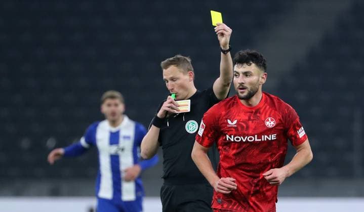 Referee Martin Petersen yellow card for Maximilian Bauer Sport Football Soccer DFL 2 Bundesliga Men 21 Matchday Season 2024 2025 08 02 2025 Hertha BSC Berlin vs 1 FC Kaiserslautern FCK DFL regulations prohibit any use of photographs as image sequences and or quasi video