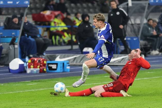 2 Soccer Bundesliga Hertha BSC 1 FC Kaiserslautern Luca Sirch Kaiserslautern 31 in a duel with Michaël Cuisance Hertha BSC Berlin 27 , during the match in the 2 Soccer Bundesliga Hertha BSC 1 FC Kaiserslautern in Berlin, Olympiastadion, on 08 02 2025 DFB regulations prohibit any use of photographs as image sequences and or quasi video Copyright: xBEAUTIFULxSPORTS Frankex