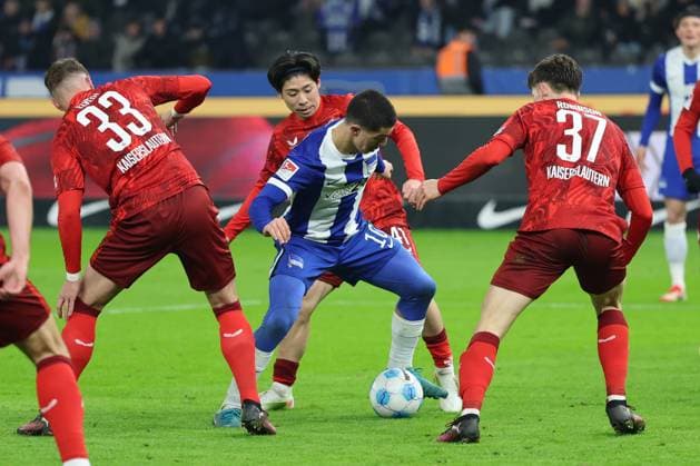 2 Soccer Bundesliga Hertha BSC 1 FC Kaiserslautern No way through for Ibrahim Maza Hertha BSC Berlin 10 , fails against Jan Elvedi Kaiserslautern 33 , left,, Daisuke Yokota Kaiserslautern 41 and Luca Sirch Kaiserslautern 31 , right, during the match in the 2 Soccer Bundesliga Hertha BSC 1 FC Kaiserslautern in Berlin, Olympiastadion, on 08 02 2025 DFB regulations prohibit any use of photographs as image sequences and or quasi video Copyright: xBEAUTIFULxSPORTS Frankex