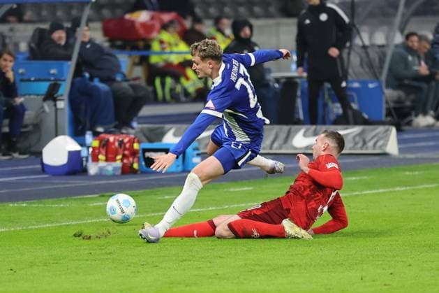 2 Soccer Bundesliga Hertha BSC 1 FC Kaiserslautern Luca Sirch Kaiserslautern 31 in a duel with Michaël Cuisance Hertha BSC Berlin 27 , during the match in the 2 Soccer Bundesliga Hertha BSC 1 FC Kaiserslautern in Berlin, Olympiastadion, on 08 02 2025 DFB regulations prohibit any use of photographs as image sequences and or quasi video Copyright: xBEAUTIFULxSPORTS Frankex