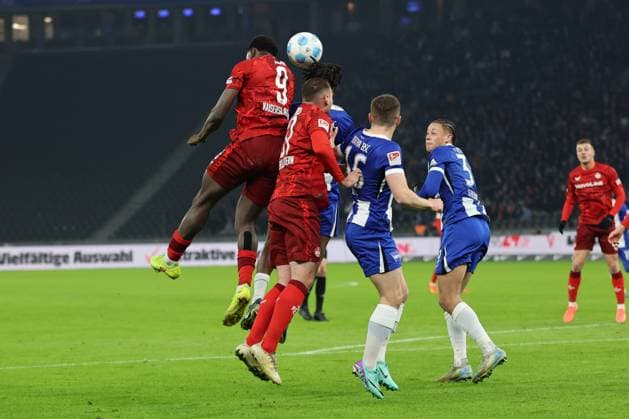 2 Soccer Bundesliga Hertha BSC 1 FC Kaiserslautern header, header duel between Ragnar Ache Kaiserslautern 9 and Jonjoe Kenny Hertha BSC Berlin 16 , right Derry Scherhant Hertha BSC Berlin 39 during the match in the 2 Soccer Bundesliga Hertha BSC 1 FC Kaiserslautern in Berlin, Olympiastadion, on 08 02 2025 DFB regulations prohibit any use of photographs as image sequences and or quasi video Copyright: xBEAUTIFULxSPORTS Frankex