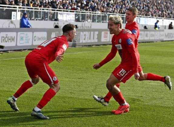 08 02 2025, xpfrx, Soccer 2 Bundesliga, SV Darmstadt 98 SV Elversberg v l Fisnik Asllani, Lukas Finn Pinckert, Elias Baum Elversberg celebrate the 0 3 DFL DFB REGULATIONS PROHIBIT ANY USE OF PHOTOGRAPHS as IMAGE SEQUENCES and or QUASI VIDEO Darmstadt