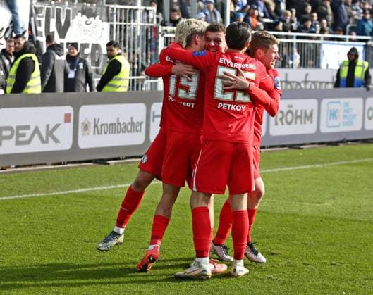 08 02 2025, xpfrx, Soccer 2 Bundesliga, SV Darmstadt 98 SV Elversberg v l Lukas Finn Pinckert, Fisnik Asllani, Lukas Petkov, Elias Baum Elversberg celebrate the 0 3 DFL DFB REGULATIONS PROHIBIT ANY USE OF PHOTOGRAPHS as IMAGE SEQUENCES and or QUASI VIDEO Darmstadt