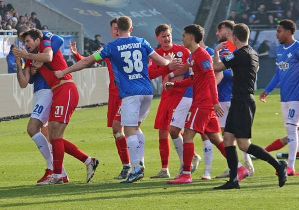 08 02 2025, xpfrx, Soccer 2 Bundesliga, SV Darmstadt 98 SV Elversberg Referee Lukas Benen 2 v r pulls the red card DFL DFB REGULATIONS PROHIBIT ANY USE OF PHOTOGRAPHS as IMAGE SEQUENCES and or QUASI VIDEO Darmstadt