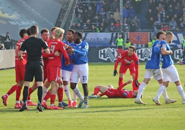 08.02.2025, xpfrx, Fussball 2.Bundesliga, SV Darmstadt 98 - SV Elversberg Schiedsrichter Lukas Benen (3. v.l.) zeigt Fabian Nürnberger (r.) die rote Karte (DFL DFB REGULATIONS PROHIBIT ANY USE OF PHOTOGRAPHS as IMAGE SEQUENCES and or QUASI-VIDEO) Darmstadt *** 08 02 2025, xpfrx, Soccer 2 Bundesliga, SV Darmstadt 98 SV Elversberg Referee Lukas Benen 3 v l shows Fabian Nürnberger r the red card DFL DFB REGULATIONS PROHIBIT ANY USE OF PHOTOGRAPHS as IMAGE SEQUENCES and or QUASI VIDEO Darmstadt