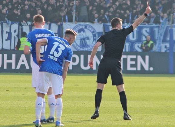 08 02 2025, xpfrx, Soccer 2 Bundesliga, SV Darmstadt 98 SV Elversberg Referee Lukas Benen r pulls the red card DFL DFB REGULATIONS PROHIBIT ANY USE OF PHOTOGRAPHS as IMAGE SEQUENCES and or QUASI VIDEO Darmstadt