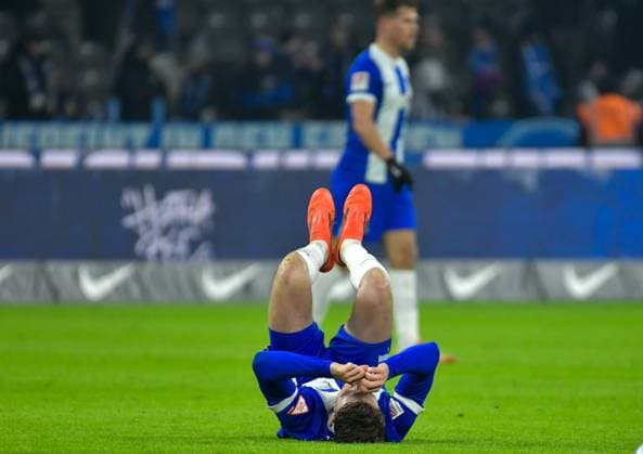 Fußball 2 Bundesliga, Hertha BSC Berlin 1 FC Kaiserslautern 08 02 2025, xdanx, Fussball 2 Bundesliga, Hertha BSC Berlin 1 FC Kaiserslautern emspor, v l Linus Gechter Hertha BSC 44 , enttaeuscht, looks disappointed, dejected, disappointed DFL DFB REGULATIONS PROHIBIT ANY USE OF PHOTOGRAPHS as IMAGE SEQUENCES and or QUASI VIDEO Daniel Lakomski Mix1 Berlin Olympiastadion Berlin Germany DEU Copyright: xDanielxLakomskix