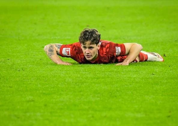 Soccer 2 Bundesliga, Hertha BSC Berlin 1 FC Kaiserslautern 08 02 2025, xdanx, Soccer 2 Bundesliga, Hertha BSC Berlin 1 FC Kaiserslautern emspor, v l Florian Kleinhansl 1 FC Kaiserslautern 3 lying on the grass DFL DFB REGULATIONS PROHIBIT ANY USE OF PHOTOGRAPHS as IMAGE SEQUENCES and or QUASI VIDEO Daniel Lakomski Mix1 Berlin Olympiastadion Berlin Germany DEU Copyright: xDanielxLakomskix