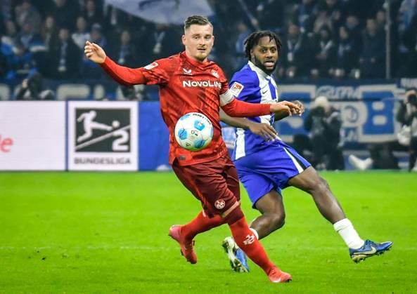 Soccer 2 Bundesliga, Hertha BSC Berlin 1 FC Kaiserslautern 08 02 2025, xdanx, Soccer 2 Bundesliga, Hertha BSC Berlin 1 FC Kaiserslautern emspor, v l Marlon Ritter 1 FC Kaiserslautern 7 ,Deyovaisio Zeefuik Hertha BSC 42 duel, duel, fight, tackle DFL DFB REGULATIONS PROHIBIT ANY USE OF PHOTOGRAPHS as IMAGE SEQUENCES and or QUASI VIDEO Daniel Lakomski Mix1 Berlin Olympiastadion Berlin Germany DEU Copyright: xDanielxLakomskix