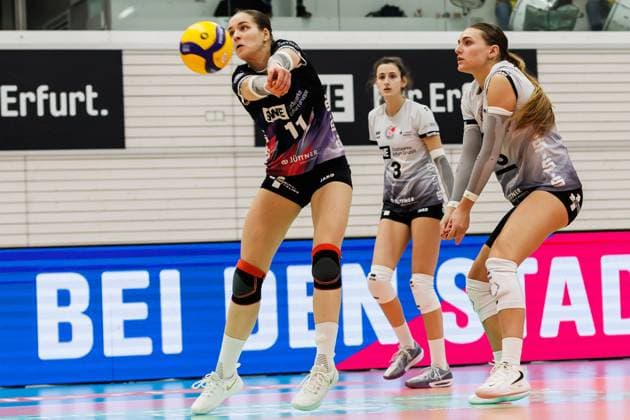 Mia Stauß (Schwarz-Weiss Erfurt, 11) bei der Ballannahme, 08.02.2025, Erfurt (Deutschland), Volleyball, 1. Bundesliga Frauen, Schwarz-Weiss Erfurt - SSC Palmberg Schwerin xprx