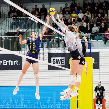 Paige Reagor (Schwarz-Weiss Erfurt, 4) und Isabella Noble (Schwarz-Weiss Erfurt, 5) blocken gegen den Angriff von Leana Grozer (SSC Schwerin, 9), 08.02.2025, Erfurt (Deutschland), Volleyball, 1. Bundesliga Frauen, Schwarz-Weiss Erfurt - SSC Palmberg Schwerin xprx