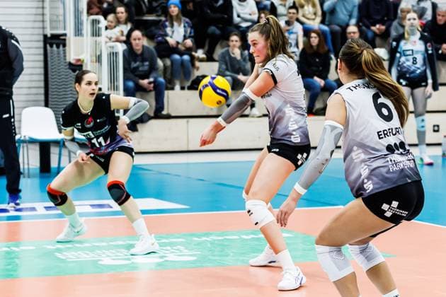 Pia Mohr (Schwarz-Weiss Erfurt, 10) bei der Ballannahme, 08.02.2025, Erfurt (Deutschland), Volleyball, 1. Bundesliga Frauen, Schwarz-Weiss Erfurt - SSC Palmberg Schwerin xprx