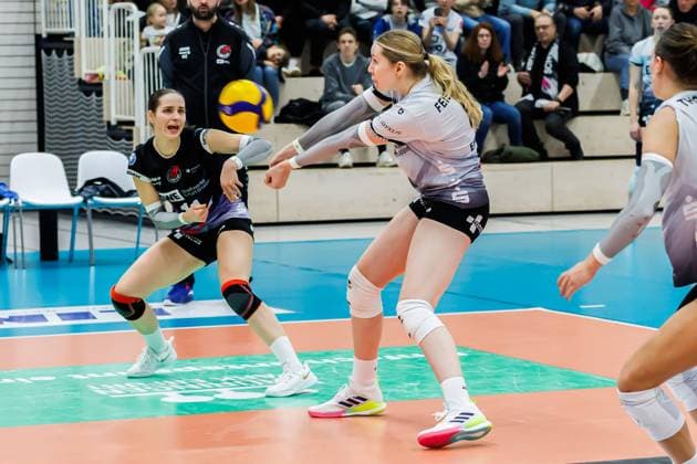 Lea Feistritzer (Schwarz-Weiss Erfurt, 8) bei der Ballannahme, 08.02.2025, Erfurt (Deutschland), Volleyball, 1. Bundesliga Frauen, Schwarz-Weiss Erfurt - SSC Palmberg Schwerin xprx