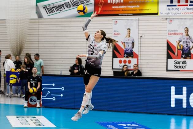 Elizabeth Sandbothe (Schwarz-Weiss Erfurt, 2) bei der Angabe, 08.02.2025, Erfurt (Deutschland), Volleyball, 1. Bundesliga Frauen, Schwarz-Weiss Erfurt - SSC Palmberg Schwerin xprx