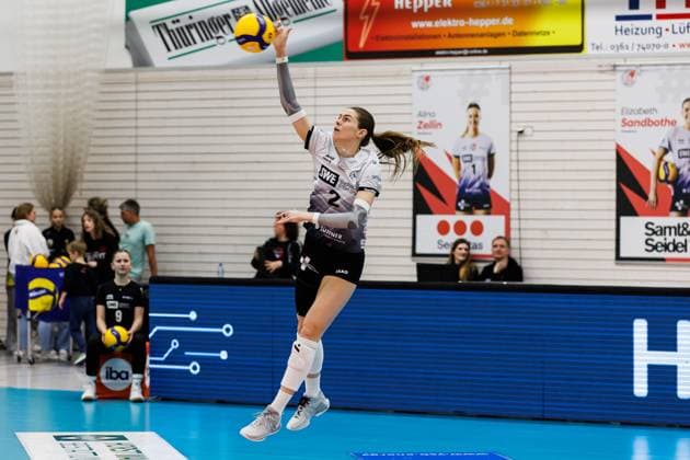 Elizabeth Sandbothe (Schwarz-Weiss Erfurt, 2) bei der Angabe, 08.02.2025, Erfurt (Deutschland), Volleyball, 1. Bundesliga Frauen, Schwarz-Weiss Erfurt - SSC Palmberg Schwerin xprx