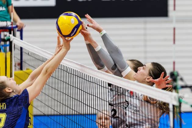 Elizabeth Sandbothe (Schwarz-Weiss Erfurt, 2) und Kira Thomsen (Schwarz-Weiss Erfurt, 6) blocken gegen den Angriff von Hannah Kohn (SSC Schwerin, 12), 08.02.2025, Erfurt (Deutschland), Volleyball, 1. Bundesliga Frauen, Schwarz-Weiss Erfurt - SSC Palmberg Schwerin xprx