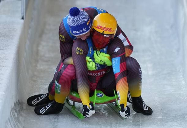 Bilder des Jahres 2025, Sport 02 Februar Sport Themen der Woche KW06 Sport Bilder des Tages Sport Bilder des Tages February 8, 2025, Whistler, Bc, CANADA: p>Germany s Max Langenhan, front right, is congratulated by compatriot Felix Loch, back, who finished second, after Loch won the men s singles event at the Luge World Championships, in Whistler, B.C., on Saturday, Feb. 8, 2025. Canada News - February 8, 2025  - ZUMAc35_ 20250208_zaf_c35_082 Copyright: xDarrylxDyckx