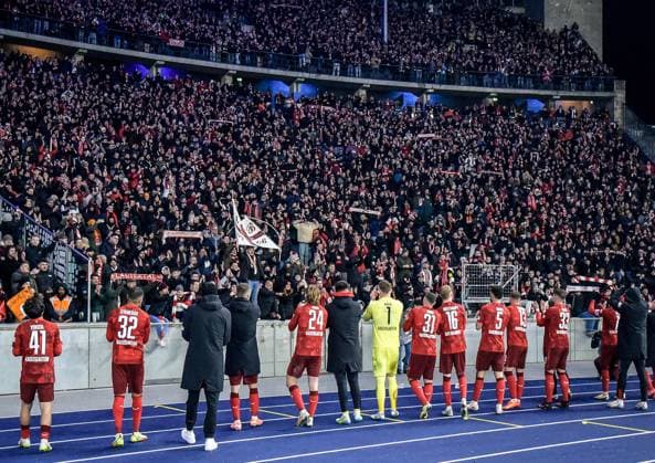 Soccer 2 Bundesliga, Hertha BSC Berlin 1 FC Kaiserslautern 08 02 2025, xdanx, Soccer 2 Bundesliga, Hertha BSC Berlin 1 FC Kaiserslautern emspor, v l Mannschaft des 1 FC Kaiserslautern lässt sich in der Fankurve feiern DFL DFB REGULATIONS PROHIBIT ANY USE OF PHOTOGRAPHS as IMAGE SEQUENCES and or QUASI VIDEO Daniel Lakomski Mix1 Berlin Olympiastadion Berlin Deutschland DEU Copyright: xDanielxLakomskix