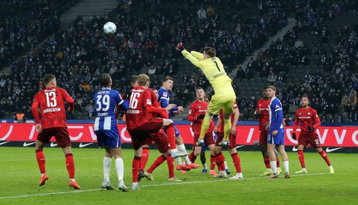 Goalkeeper Julian Krahl fists the ball duel Match scene Action Sport Soccer Football DFL 2 Bundesliga Men 21 Matchday Season 2024 2025 08 02 2025 Hertha BSC Berlin vs 1 FC Kaiserslautern FCK DFL regulations prohibit any use of photographs as image sequences and or quasi video