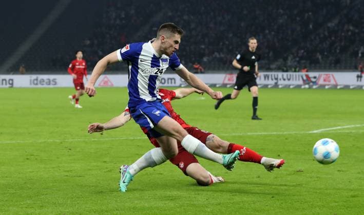 Jonjoe Kenny on the ball, Florian Kleinhansl duel Match scene Action Sport Soccer Football DFL 2 Bundesliga Men 21 Matchday Season 2024 2025 08 02 2025 Hertha BSC Berlin vs 1 FC Kaiserslautern FCK DFL regulations prohibit any use of photographs as image sequences and or quasi video