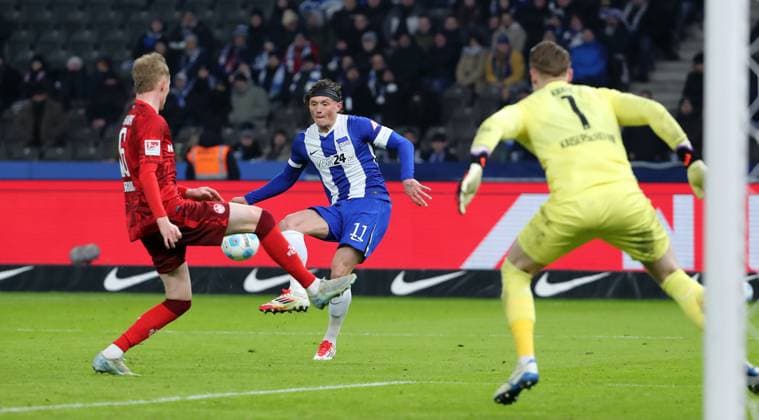 Tim Breithaupt, Fabian Reese shoots past, goalkeeper Julian Krahl duel Match scene Action Sport Soccer Football DFL 2 Bundesliga Men 21 Matchday Season 2024 2025 08 02 2025 Hertha BSC Berlin vs 1 FC Kaiserslautern FCK DFL regulations prohibit any use of photographs as image sequences and or quasi video