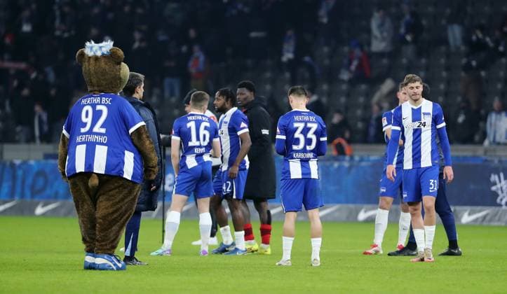 Mascot Herthinho, Jonjoe Kenny, Deyovaisio Zeefuik, Michal Karbownik, Marton Dardai disappointed after the end of the match Disappointment Sport Football Soccer DFL 2 Bundesliga Men 21 Matchday Season 2024 2025 08 02 2025 Hertha BSC Berlin vs 1 FC Kaiserslautern FCK DFL regulations prohibit any use of photographs as image sequences and or quasi video