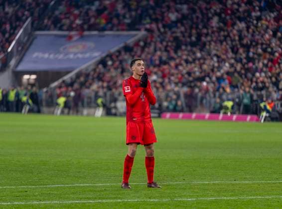 07 02 2025, Soccer 1 Bundesliga 2024 2025, Matchday 21, FC Bayern Munich SV Werder Bremen, in the Allianz Arena Munich Jamal Musiala FC Bayern Munich stunned