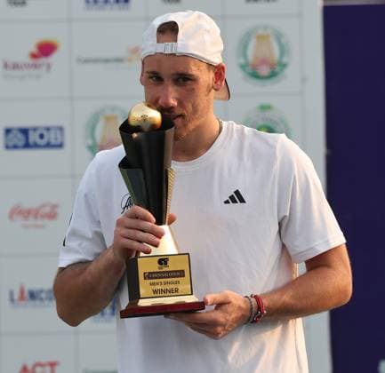Sport Bilder des Tages Chennai Open 2025: Singles Finals : Elias YMER (SWE) vs Kyrian JACQUET (FRA) Kyrian JACQUET (FRA) Kyrian JACQUET (FRA) won by 7-6(1) & 6-4 And became Chennai Open Champion Chennai SDAT Stadium INDIA Copyright: xSeshadrixSukumarx