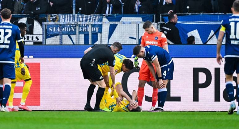 Ermin Bicakcic Eintracht Braunschweig Eintracht Braunschweig gestures and lies injured on the ground during the 2 Bundesliga match between Karlsruher SC and Eintracht Braunschweig at BBBank Wildpark on February 09, 2025 in Karlsruhe, Germany Photo by Silas Schueller De Fodi Images Ermin Bicakcic Eintracht Braunschweig Eintracht Braunschweig gestures and lies injured on the ground during the 2 Bundesliga match between Karlsruher SC and Eintracht Braunschweig at BBBank Wildpark on February 9, 2025 in Karlsruhe, Germany Photo by Silas Schueller De Fodi Images DFB DFL REGULATIONS PROHIBIT ANY USE OF PHOTOGRAPHS AS IMAGE SEQUENCES AND OR QUASI VIDEO Photo by Silas Schueller DeFodi Images Defodi 738 738 KSCBRA 20250209 145 Defodi-738 DFB DFL REGULATIONS PROHIBIT ANY USE OF PHOTOGRAPHS AS IMAGE SEQUENCES AND OR QUASI-VIDEO.