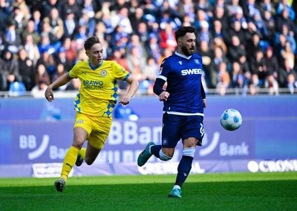 Fabian Schleusener Karlsruher SC and Julian Baas Eintracht Braunschweig in a duel during the 2 Bundesliga match between Karlsruher SC and Eintracht Braunschweig at BBBank Wildpark on February 09, 2025 in Karlsruhe, Germany Photo by Silas Schueller De Fodi Images Fabian Schleusener Karlsruher SC and Julian Baas Eintracht Braunschweig battle for the ball during the 2 Bundesliga match between Karlsruher SC and Eintracht Braunschweig at BBBank Wildpark on February 9, 2025 in Karlsruhe, Germany Photo by Silas Schueller De Fodi Images DFB DFL REGULATIONS PROHIBIT ANY USE OF PHOTOGRAPHS AS IMAGE SEQUENCES AND OR QUASI VIDEO Photo by Silas Schueller DeFodi Images Defodi 738 738 KSCBRA 20250209 152 Defodi-738 DFB DFL REGULATIONS PROHIBIT ANY USE OF PHOTOGRAPHS AS IMAGE SEQUENCES AND OR QUASI-VIDEO.