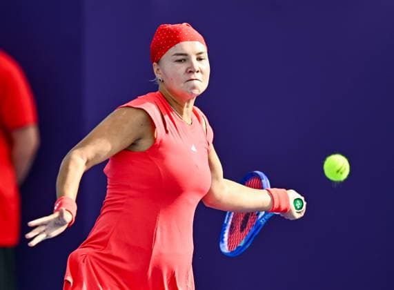 WTA, Tennis Damen QATAR OPEN TENNIS TOURNAMENT FIRST ROUND Diana Shnaider competes in her 1st round match against Alycia Parks of United States during the WTA Qatar TotalEnergies Open 2025 tennis tournament at the Khalifa International Tennis Complex in Doha, Qatar, on February 09, 2025. Copyright: xNOUSHADx