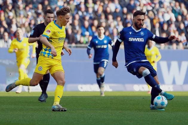 09 02 2025, xrekx, Fußball 2 Bundesliga, Karlsruher SC Eintracht Braunschweig v l Julian Baas Eintracht Braunschweig Fabian Schleusener Karlsruher SC Zweikampf, Aktion, action, battle for the ball DFL DFB REGULATIONS PROHIBIT ANY USE OF PHOTOGRAPHS as IMAGE SEQUENCES and or QUASI VIDEO Karlsruhe