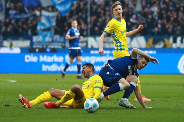 09 02 2025, xrekx, Fußball 2 Bundesliga, Karlsruher SC Eintracht Braunschweig v l Mohamed Dräger Draeger Eintracht Braunschweig Marvin Wanitzek Karlsruher SC Zweikampf, Aktion, action, battle for the ball DFL DFB REGULATIONS PROHIBIT ANY USE OF PHOTOGRAPHS as IMAGE SEQUENCES and or QUASI VIDEO Karlsruhe