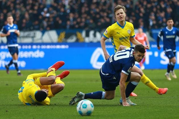 09 02 2025, xrekx, Fußball 2 Bundesliga, Karlsruher SC Eintracht Braunschweig v l Mohamed Dräger Draeger Eintracht Braunschweig Marvin Wanitzek Karlsruher SC Zweikampf, Aktion, action, battle for the ball DFL DFB REGULATIONS PROHIBIT ANY USE OF PHOTOGRAPHS as IMAGE SEQUENCES and or QUASI VIDEO Karlsruhe