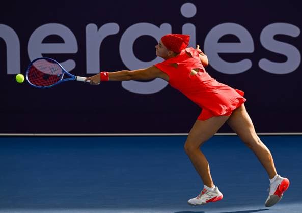 WTA, Tennis Damen QATAR OPEN TENNIS TOURNAMENT FIRST ROUND Diana Shnaider competes in her 1st round match against Alycia Parks of United States during the WTA Qatar TotalEnergies Open 2025 tennis tournament at the Khalifa International Tennis Complex in Doha, Qatar, on February 09, 2025. Copyright: xNOUSHADx