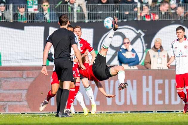09 02 2025 Soccer, 2024 2025, 2 Bundesliga, Matchday 21, Hannover 96 Fortuna Düsseldorf 95 M Nicolo Tresoldi Hannover with an overhead kick DFL REGULATIONS PROHIBIT ANY USE OF PHOTOGRAPHS AS IMAGE SEQUENCES AND OR QUASI VIDEO Hannover Lower Saxony Germany Heinz von Heiden Arena