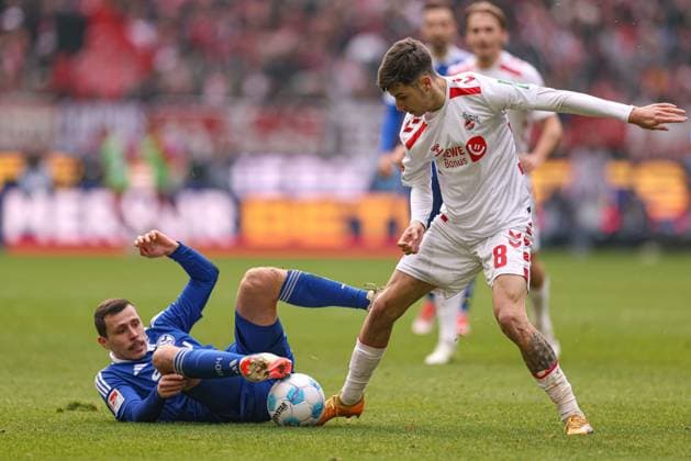 Cologne, Germany, 09 02 25 Ron Schallenberg FC Schalke 04 and Denis Huseinbasic 1 FC Koeln fighting for the ball during the 2 Bundesliga match between 1 FC Köln FC Schalke 04 at RheinEnergieSTADION on 09 February 2025 in Cologne, Germany Köln RheinEnergieSTADION Germany Copyright: xStefanxBrauerx xBrauer-Fotoagentx