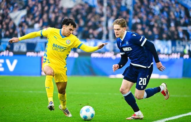 David Herold (Karlsruher SC) und Johan Gomez (Eintracht Braunschweig) im Zweikampf waehrend des Spiels der 2. Bundesliga zwischen Karlsruher SC und Eintracht Braunschweig im BBBank Wildpark am 09. February 2025 in Karlsruhe, Deutschland. (Foto von Silas Schueller De Fodi Images) +++ David Herold (Karlsruher SC) and Johan Gomez (Eintracht Braunschweig) battle for the ball during the 2. Bundesliga match between Karlsruher SC and Eintracht Braunschweig at BBBank Wildpark on February 9, 2025 in Karlsruhe, Germany. (Photo by Silas Schueller De Fodi Images) DFB DFL REGULATIONS PROHIBIT ANY USE OF PHOTOGRAPHS AS IMAGE SEQUENCES AND OR QUASI-VIDEO. (Photo by Silas Schueller DeFodi Images) Defodi-738_738_KSCBRA_20250209_182 Defodi-738 DFB DFL REGULATIONS PROHIBIT ANY USE OF PHOTOGRAPHS AS IMAGE SEQUENCES AND OR QUASI-VIDEO.