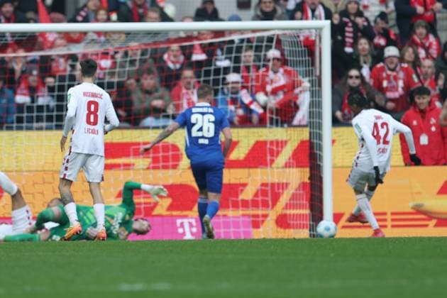 GER, 2 FBL, 1 FC Koeln vs FC Schalke 04 09 02 2025, Rheinenergie Stadion, Koeln, GER, 2 FBL, 1 FC Koeln vs FC Schalke 04, in the picture 1 0 for Koeln by Damion Downs FC Koeln 42 , nordphotoxGmbHx xMeuter nph00351