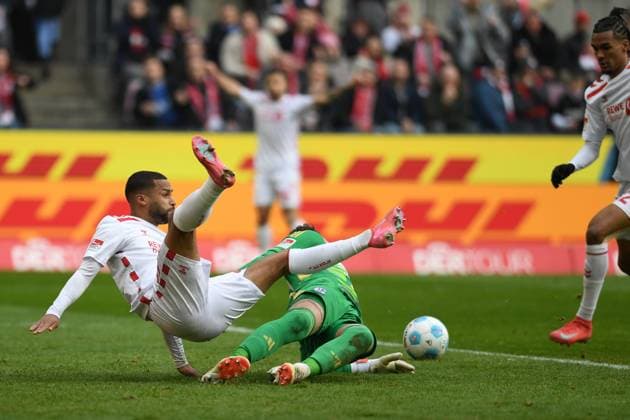 Linton Maina 1 FC Koeln , Goalkeeper Justin Heekeren FC Schalke 04 and Damion Downs 1 FC Koeln scores his team™s first goal during the 2 Bundesliga match between 1 FC Köln and FC Schalke 04 at RheinEnergieStadion on February 09, 2025 in Cologne, Germany Photo by Ralf Treese DeFodi Images Linton Maina 1 FC Koeln , Goalkeeper Justin Heekeren FC Schalke 04 and Damion Downs 1 FC Koeln scores his team™s first goal during the 2 Bundesliga match between 1 FC Köln and FC Schalke 04 at RheinEnergieStadion on February 9, 2025 in Cologne, Germany Photo by Ralf Treese DeFodi Images DFB DFL REGULATIONS PROHIBIT ANY USE OF PHOTOGRAPHS AS IMAGE SEQUENCES AND OR QUASI VIDEO Photo by Ralf Treese DeFodi Images Defodi 521 KOES0420250209 022 Defodi-521 DFB DFL REGULATIONS PROHIBIT ANY USE OF PHOTOGRAPHS AS IMAGE SEQUENCES AND OR QUASI-VIDEO.