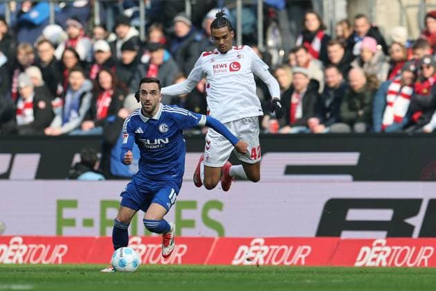 GER, 2 FBL, 1 FC Koeln vs FC Schalke 04 09 02 2025, Rheinenergie Stadion, Koeln, GER, 2 FBL, 1 FC Koeln vs FC Schalke 04, in the picture Kenan Karaman Schalke 19 , in a duel against Damion Downs FC Koeln 42 , nordphotoxGmbHx xMeuter nph00351